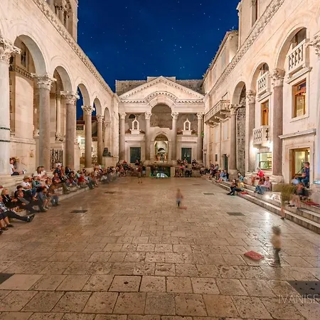 Seven Minute Walk To Old Town 스플리트